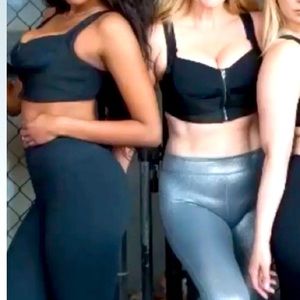 NWT 32G adjustable, breathable, sports bra with zipper front.